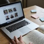 Ein Schreibtisch mit Laptop, Notizen und einem Notizblock für Dating